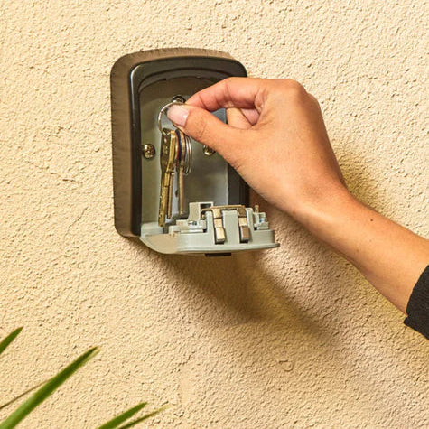 MasterLock - Vegg­montert Nøkkel­boks med 4‑Sifret Kode - Game-On.no